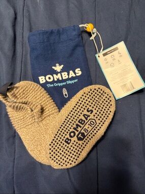 Bombas Men's Gripper Slipper Socks in Tan with Navy Pouch